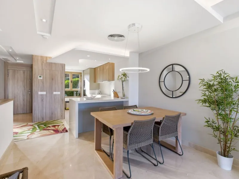 Dieses stilvolle Reihenhaus vereint Wohnraum, Natürlichkeit und modernes Design zu einem komfortablen Zuhause – ideal für den dauerhaften Wohnsitz oder als Ferienwohnung. Marmorböden und ein warmes, zeitgenössisches Ambiente zeichnen es aus