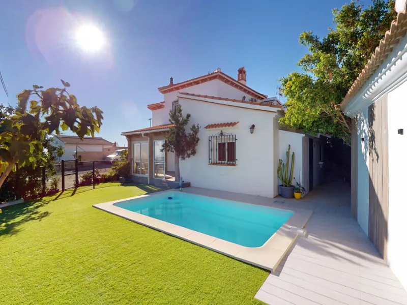 Dream House near Arenas with Sea View and Endless Possibilities! Welcome to your new home nestled in the picturesque surroundings of Arenas. This unique property is divided into three residential units, offering you a lifestyle of extraordinary comfort. U