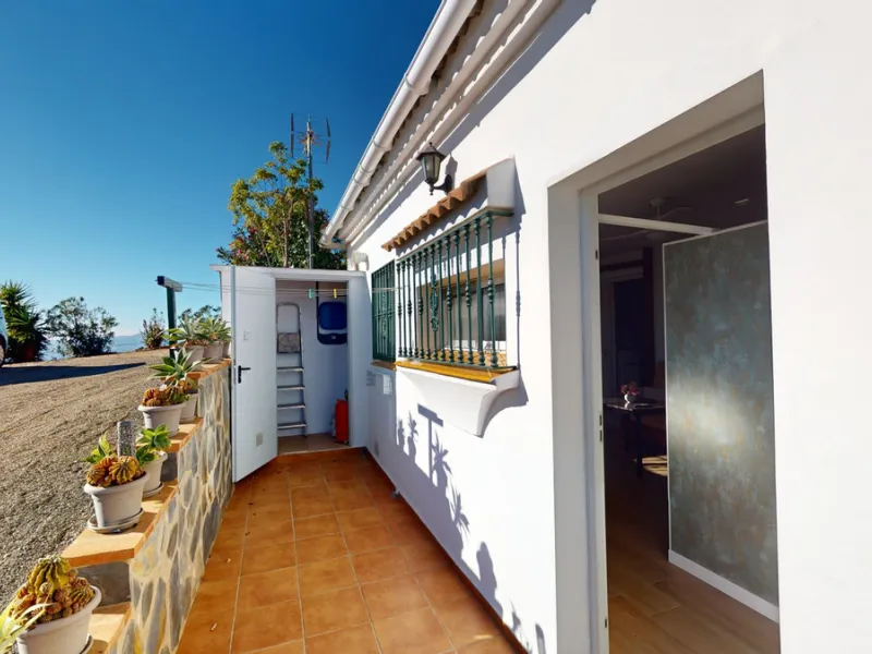 Dream House near Arenas with Sea View and Endless Possibilities! Welcome to your new home nestled in the picturesque surroundings of Arenas. This unique property is divided into three residential units, offering you a lifestyle of extraordinary comfort. U