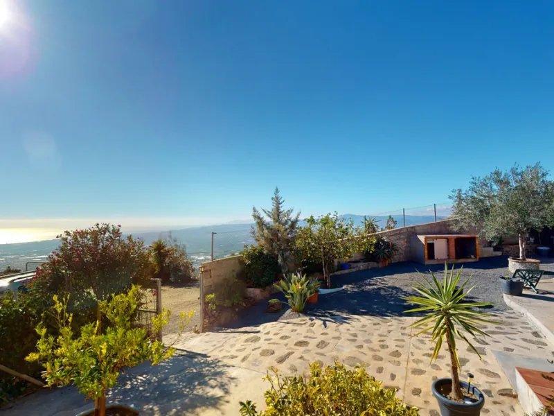 Dream House near Arenas with Sea View and Endless Possibilities! Welcome to your new home nestled in the picturesque surroundings of Arenas. This unique property is divided into three residential units, offering you a lifestyle of extraordinary comfort. U