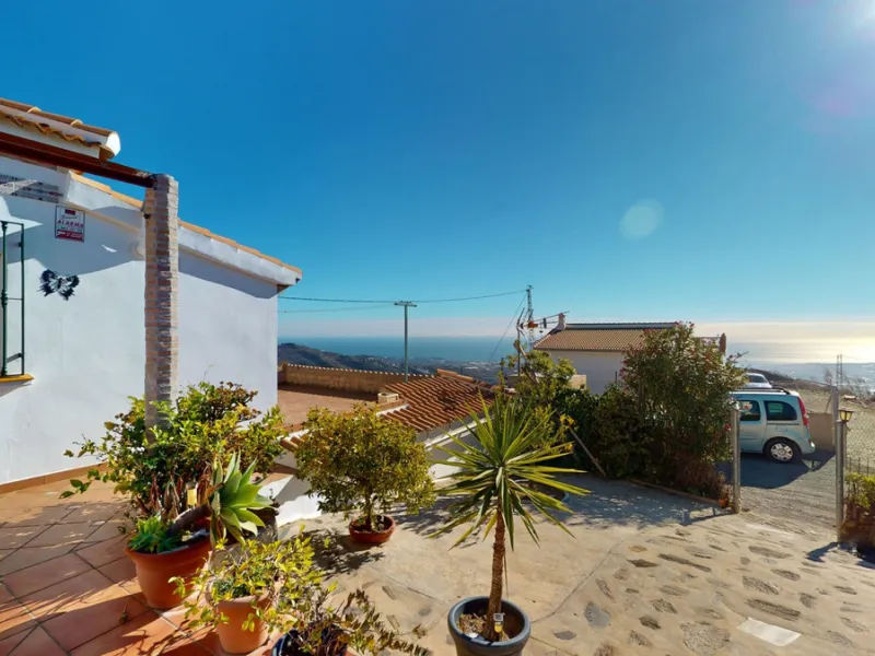 Dream House near Arenas with Sea View and Endless Possibilities! Welcome to your new home nestled in the picturesque surroundings of Arenas. This unique property is divided into three residential units, offering you a lifestyle of extraordinary comfort. U
