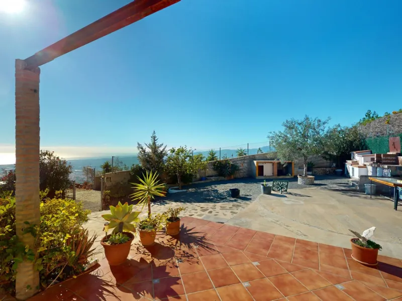 Dream House near Arenas with Sea View and Endless Possibilities! Welcome to your new home nestled in the picturesque surroundings of Arenas. This unique property is divided into three residential units, offering you a lifestyle of extraordinary comfort. U