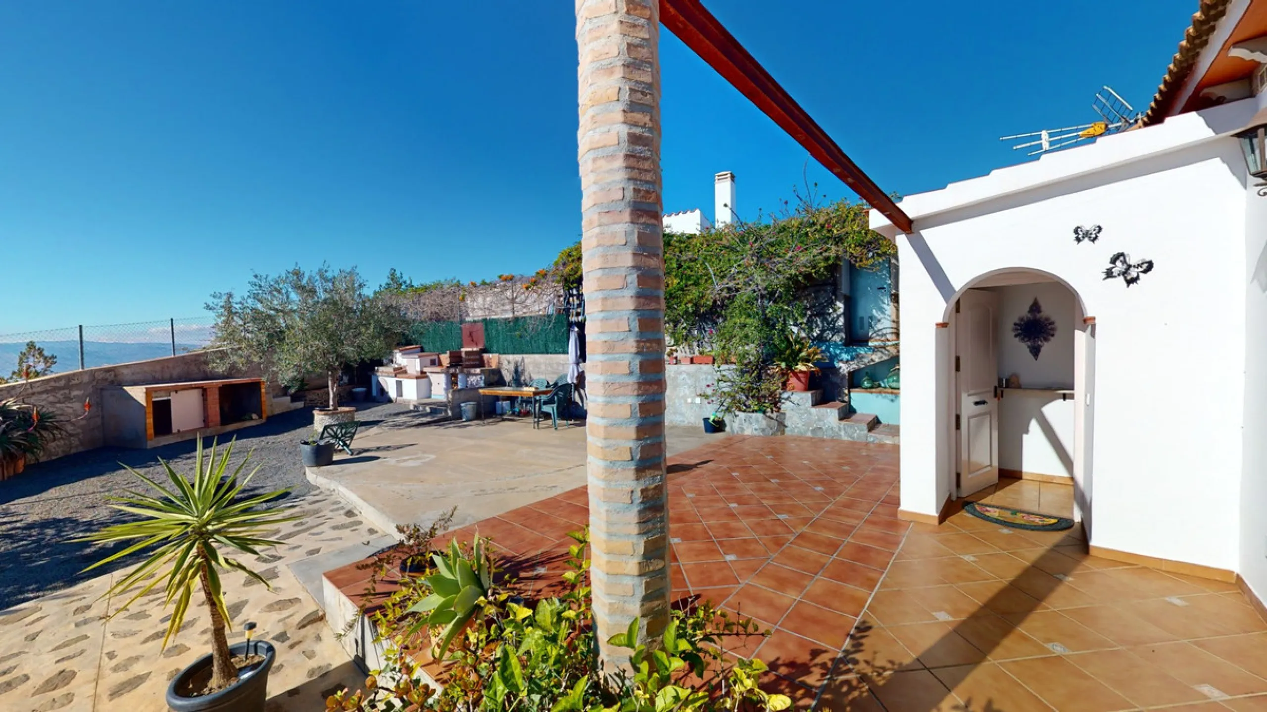 Dream House near Arenas with Sea View and Endless Possibilities! Welcome to your new home nestled in the picturesque surroundings of Arenas. This unique property is divided into three residential units, offering you a lifestyle of extraordinary comfort. U