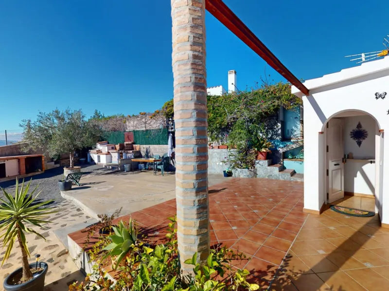 Dream House near Arenas with Sea View and Endless Possibilities! Welcome to your new home nestled in the picturesque surroundings of Arenas. This unique property is divided into three residential units, offering you a lifestyle of extraordinary comfort. U