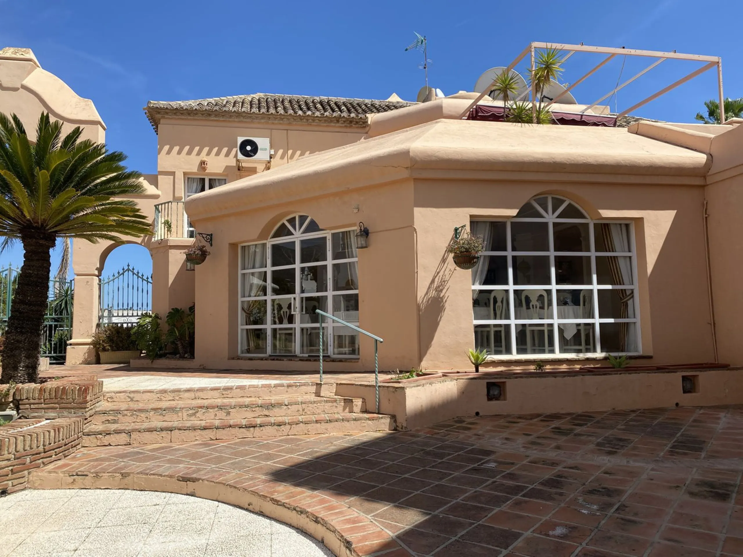 A UNIQUE OPPORTUNITY TO ACQUIRE LANDMARK COMMERCIAL PREMISES ON THE FAMOUS MIJAS GOLF.  RESTAURANT, SPA FACILITIES, AND CLUBHOUSE .