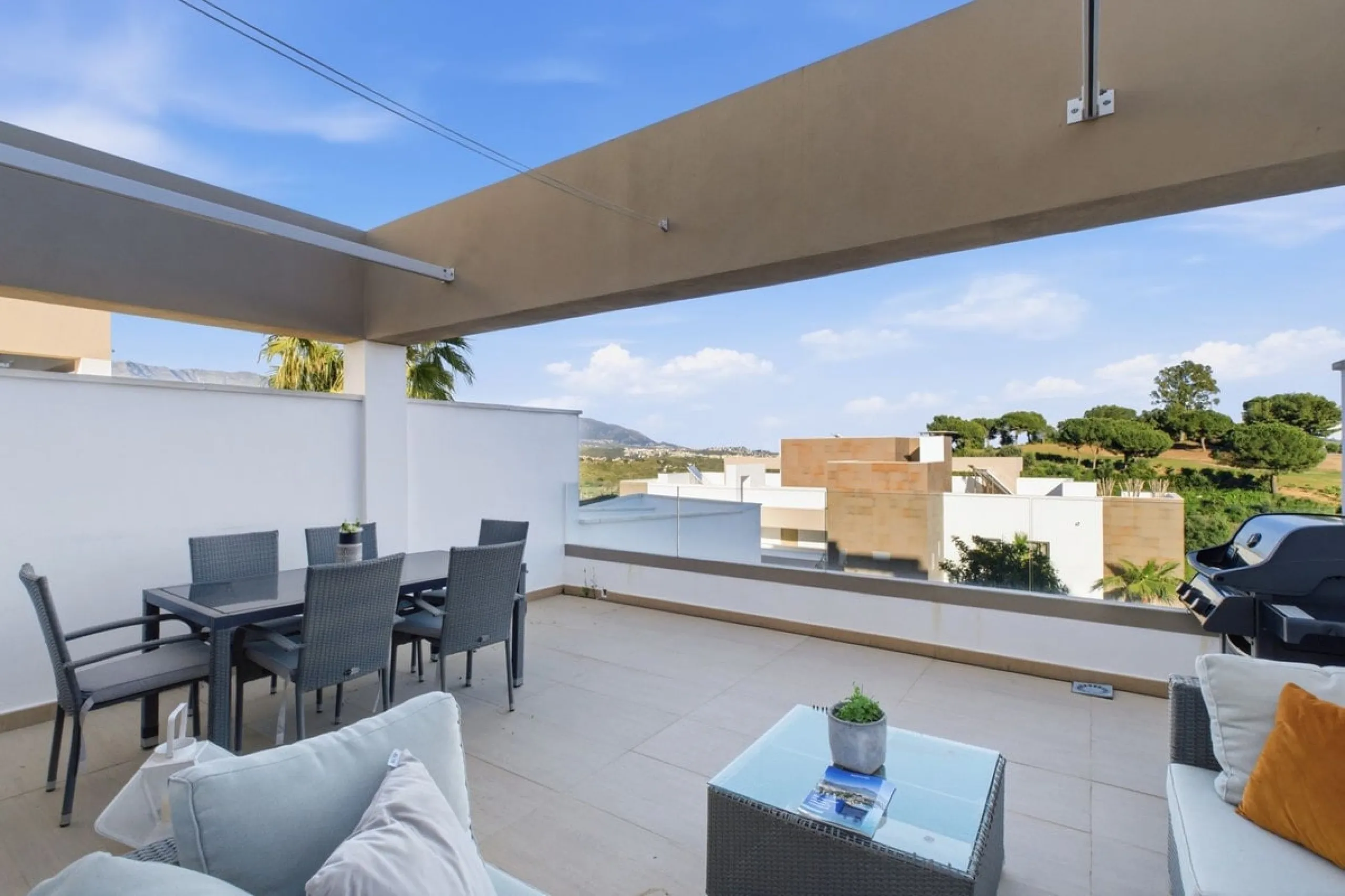 Dieses stilvolle Reihenhaus vereint Wohnraum, Natürlichkeit und modernes Design zu einem komfortablen Zuhause – ideal für den dauerhaften Wohnsitz oder als Ferienwohnung. Marmorböden und ein warmes, zeitgenössisches Ambiente zeichnen es aus