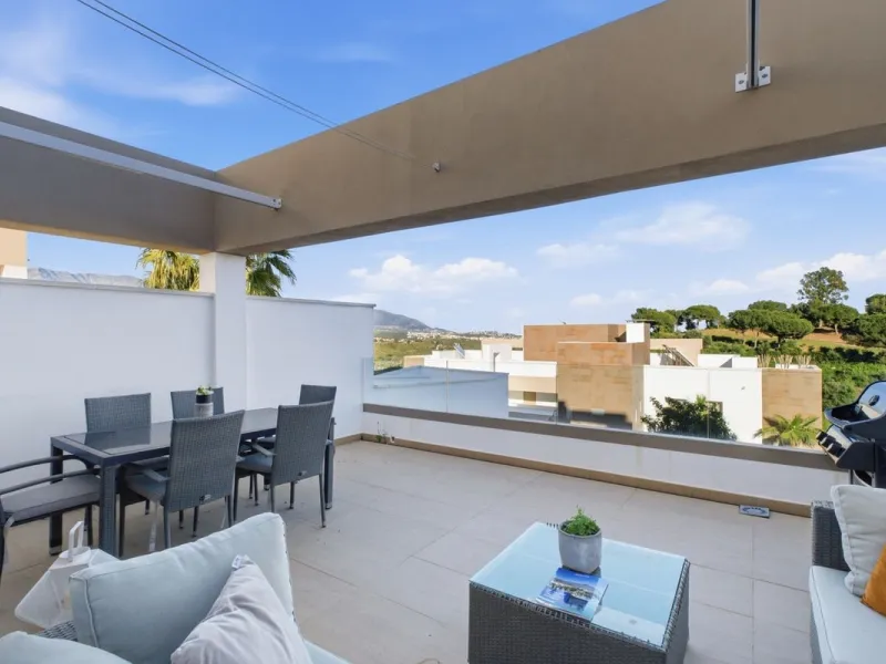Dieses stilvolle Reihenhaus vereint Wohnraum, Natürlichkeit und modernes Design zu einem komfortablen Zuhause – ideal für den dauerhaften Wohnsitz oder als Ferienwohnung. Marmorböden und ein warmes, zeitgenössisches Ambiente zeichnen es aus