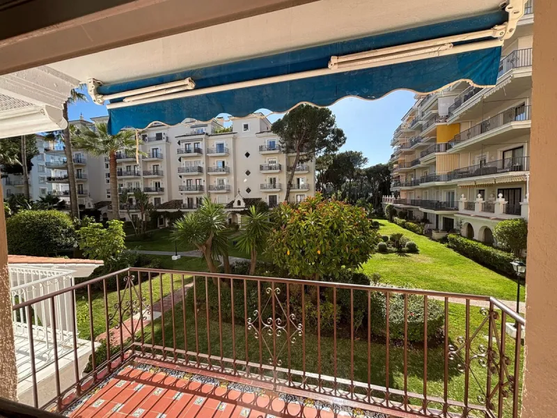 This is an excellent opportunity to purchase a spacious apartment with a total area of one hundred and forty-four square meters and ninety-three square decimeters, plus thirty-five square meters and three square decimeters of common elements. The property
