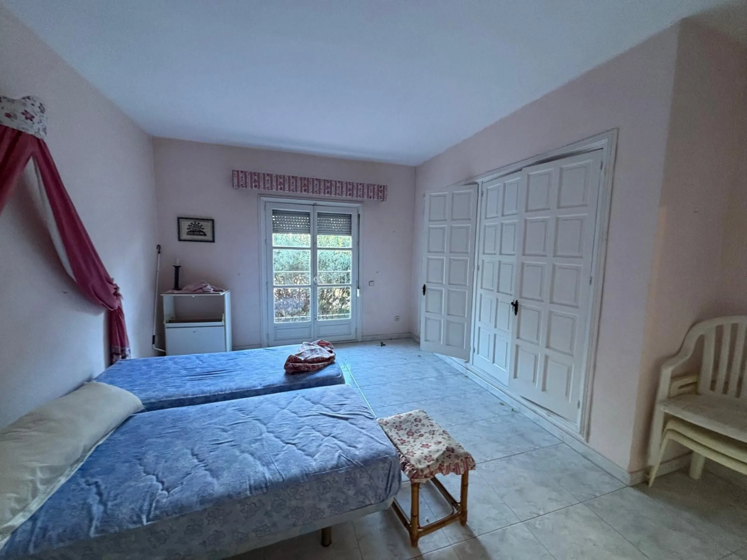This is an excellent opportunity to purchase a spacious apartment with a total area of one hundred and forty-four square meters and ninety-three square decimeters, plus thirty-five square meters and three square decimeters of common elements. The property