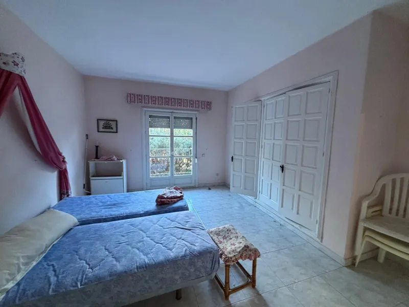 This is an excellent opportunity to purchase a spacious apartment with a total area of one hundred and forty-four square meters and ninety-three square decimeters, plus thirty-five square meters and three square decimeters of common elements. The property