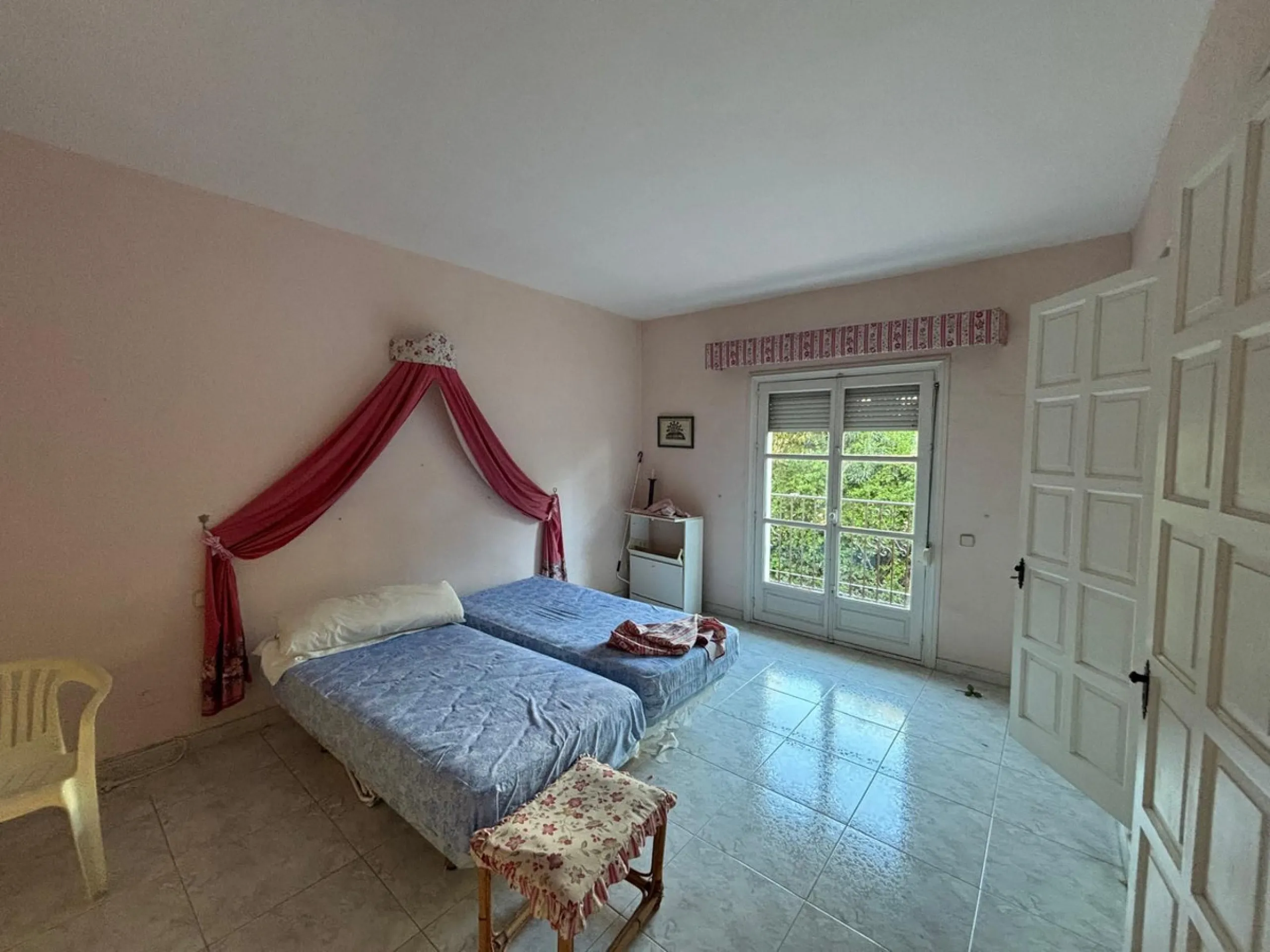 This is an excellent opportunity to purchase a spacious apartment with a total area of one hundred and forty-four square meters and ninety-three square decimeters, plus thirty-five square meters and three square decimeters of common elements. The property