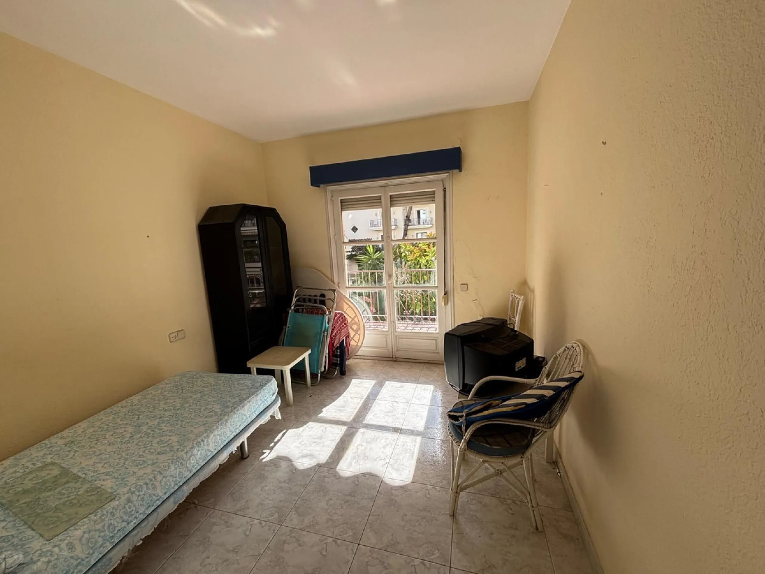 This is an excellent opportunity to purchase a spacious apartment with a total area of one hundred and forty-four square meters and ninety-three square decimeters, plus thirty-five square meters and three square decimeters of common elements. The property