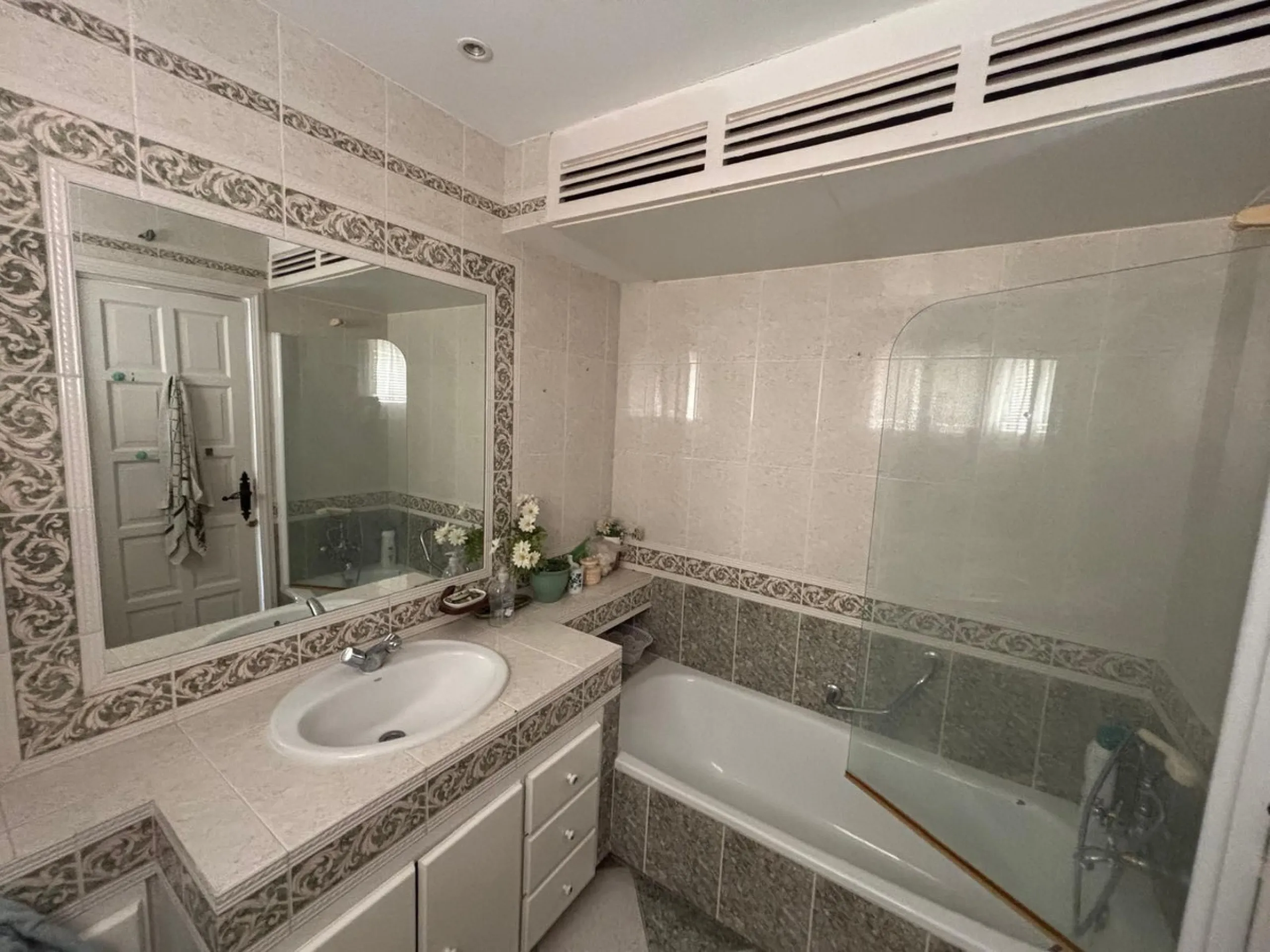 This is an excellent opportunity to purchase a spacious apartment with a total area of one hundred and forty-four square meters and ninety-three square decimeters, plus thirty-five square meters and three square decimeters of common elements. The property