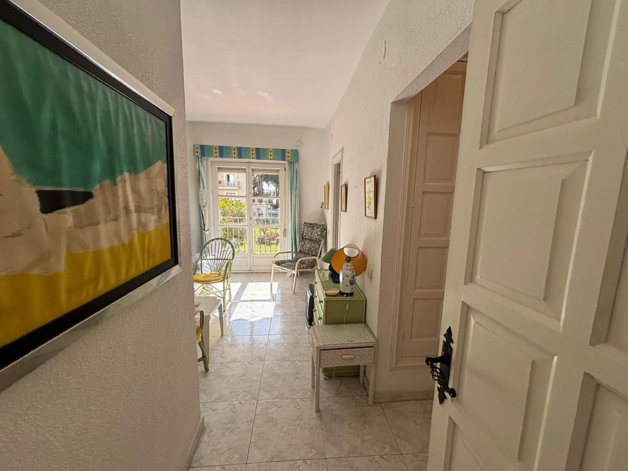 This is an excellent opportunity to purchase a spacious apartment with a total area of one hundred and forty-four square meters and ninety-three square decimeters, plus thirty-five square meters and three square decimeters of common elements. The property
