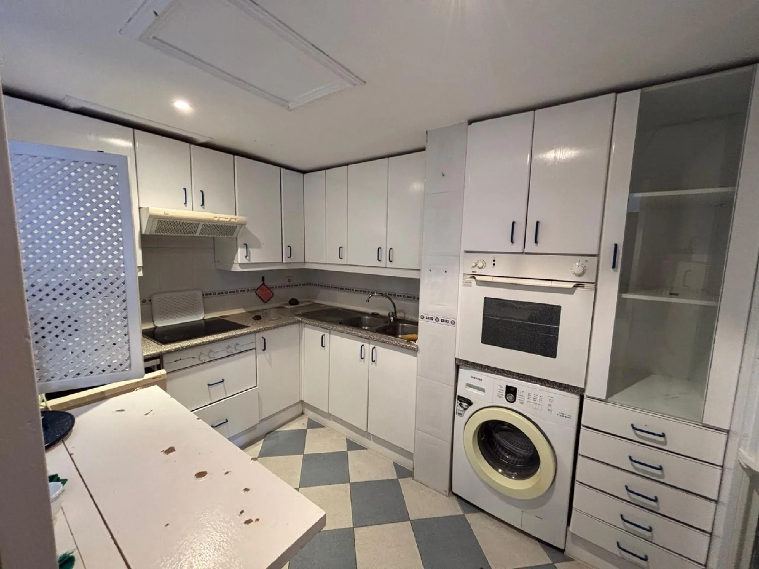 This is an excellent opportunity to purchase a spacious apartment with a total area of one hundred and forty-four square meters and ninety-three square decimeters, plus thirty-five square meters and three square decimeters of common elements. The property