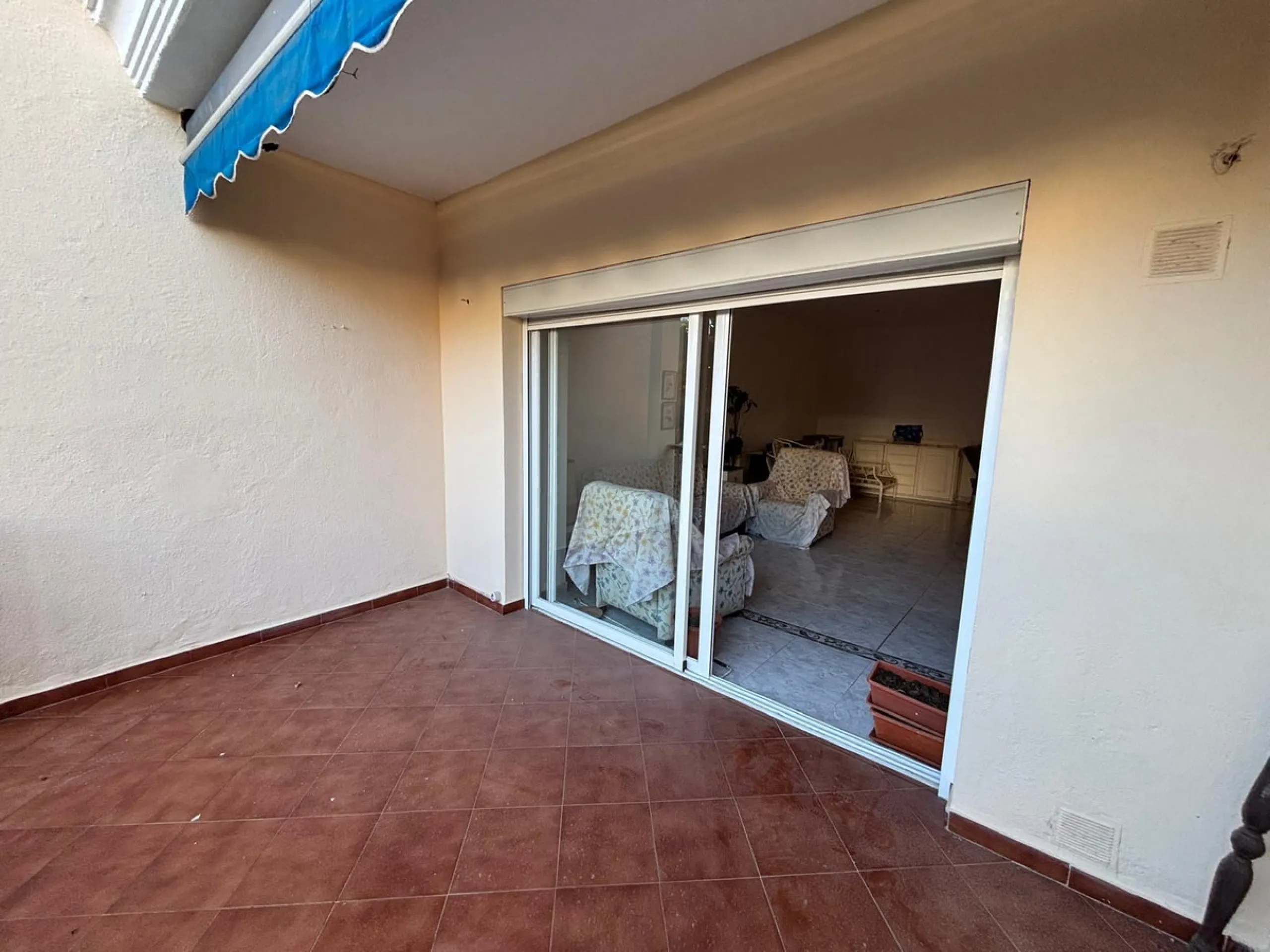 This is an excellent opportunity to purchase a spacious apartment with a total area of one hundred and forty-four square meters and ninety-three square decimeters, plus thirty-five square meters and three square decimeters of common elements. The property