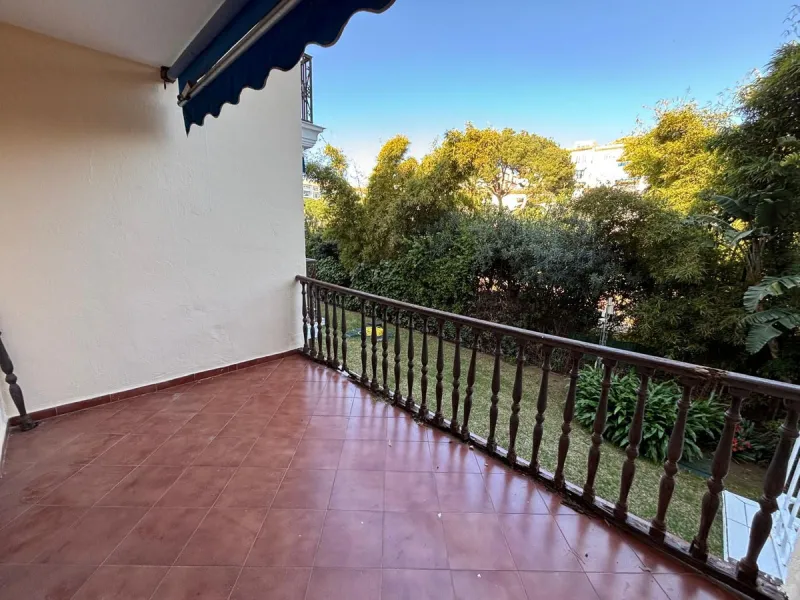 This is an excellent opportunity to purchase a spacious apartment with a total area of one hundred and forty-four square meters and ninety-three square decimeters, plus thirty-five square meters and three square decimeters of common elements. The property