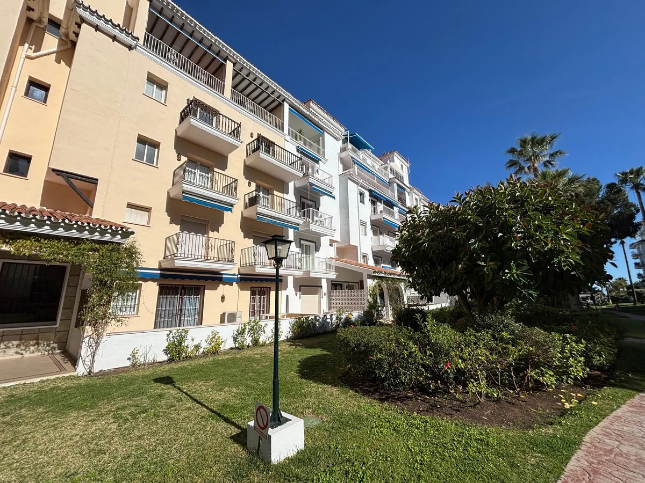 This is an excellent opportunity to purchase a spacious apartment with a total area of one hundred and forty-four square meters and ninety-three square decimeters, plus thirty-five square meters and three square decimeters of common elements. The property