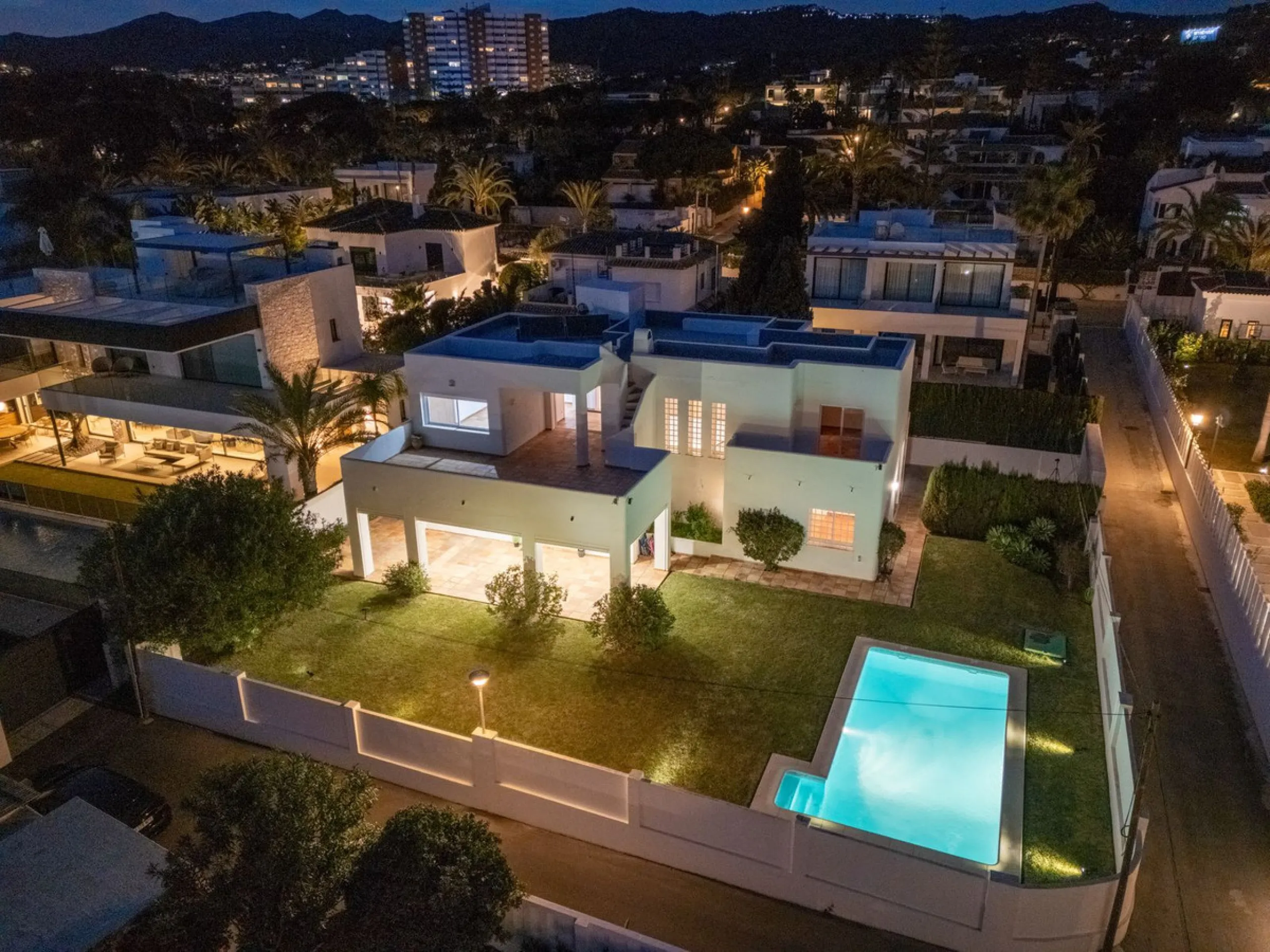 House - Detached Villa в продаже в Marbella, Málaga. В доме 5 спален и 5 ванных комнат. Площадь дома 296 м². Площадь участка 755 м²