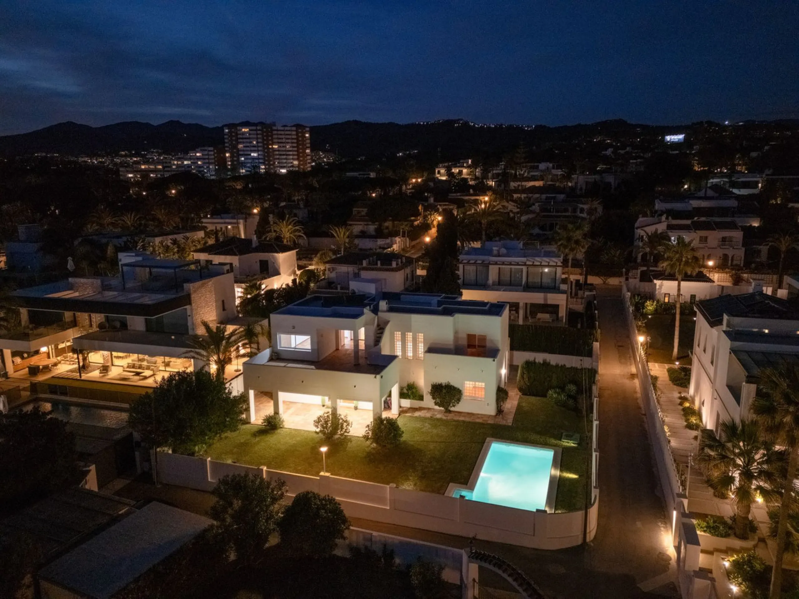 House - Detached Villa в продаже в Marbella, Málaga. В доме 5 спален и 5 ванных комнат. Площадь дома 296 м². Площадь участка 755 м²