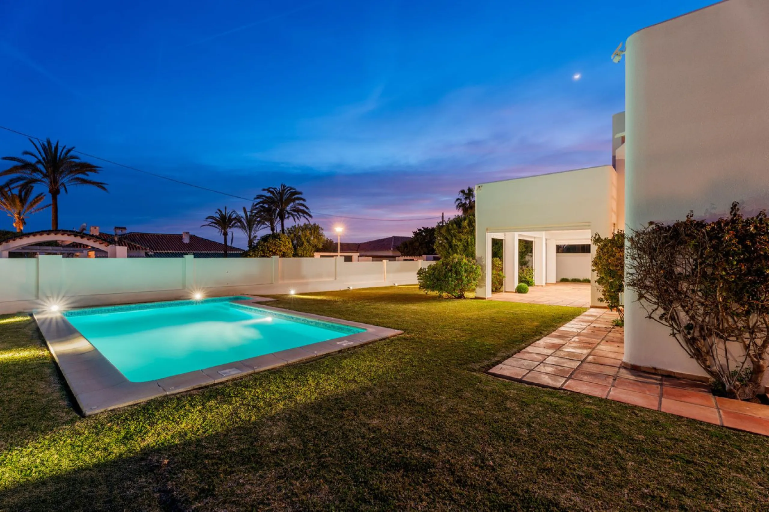 House - Detached Villa в продаже в Marbella, Málaga. В доме 5 спален и 5 ванных комнат. Площадь дома 296 м². Площадь участка 755 м²
