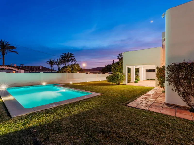 House - Detached Villa в продаже в Marbella, Málaga. В доме 5 спален и 5 ванных комнат. Площадь дома 296 м². Площадь участка 755 м²