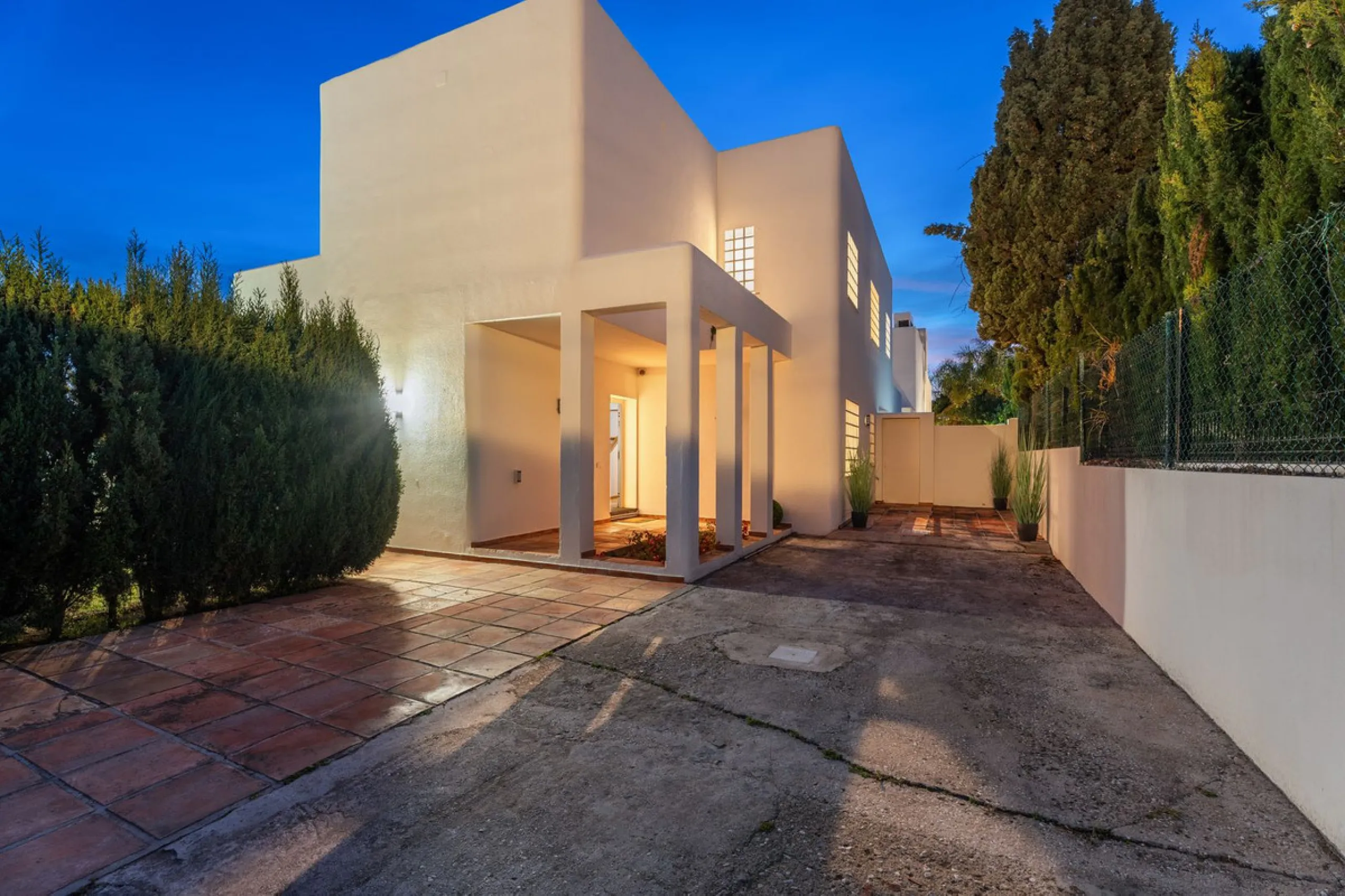 House - Detached Villa в продаже в Marbella, Málaga. В доме 5 спален и 5 ванных комнат. Площадь дома 296 м². Площадь участка 755 м²