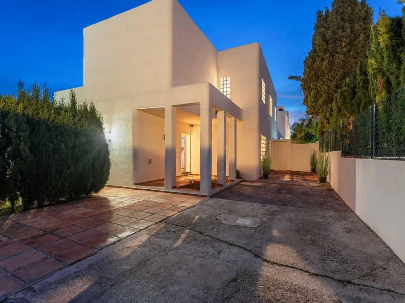 House - Detached Villa в продаже в Marbella, Málaga. В доме 5 спален и 5 ванных комнат. Площадь дома 296 м². Площадь участка 755 м²