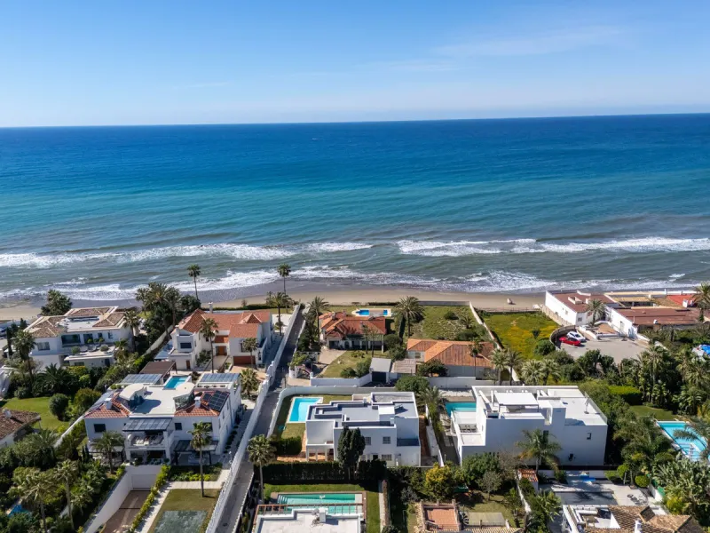 House - Detached Villa в продаже в Marbella, Málaga. В доме 5 спален и 5 ванных комнат. Площадь дома 296 м². Площадь участка 755 м²