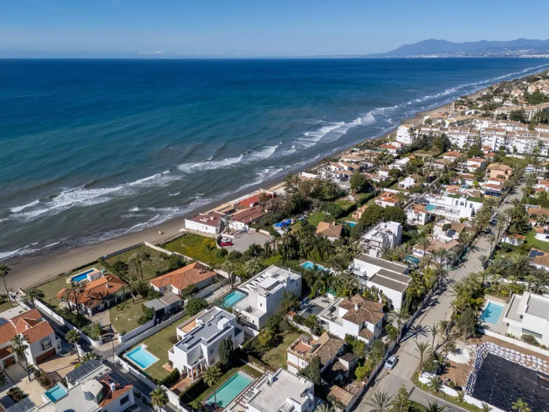 House - Detached Villa в продаже в Marbella, Málaga. В доме 5 спален и 5 ванных комнат. Площадь дома 296 м². Площадь участка 755 м²