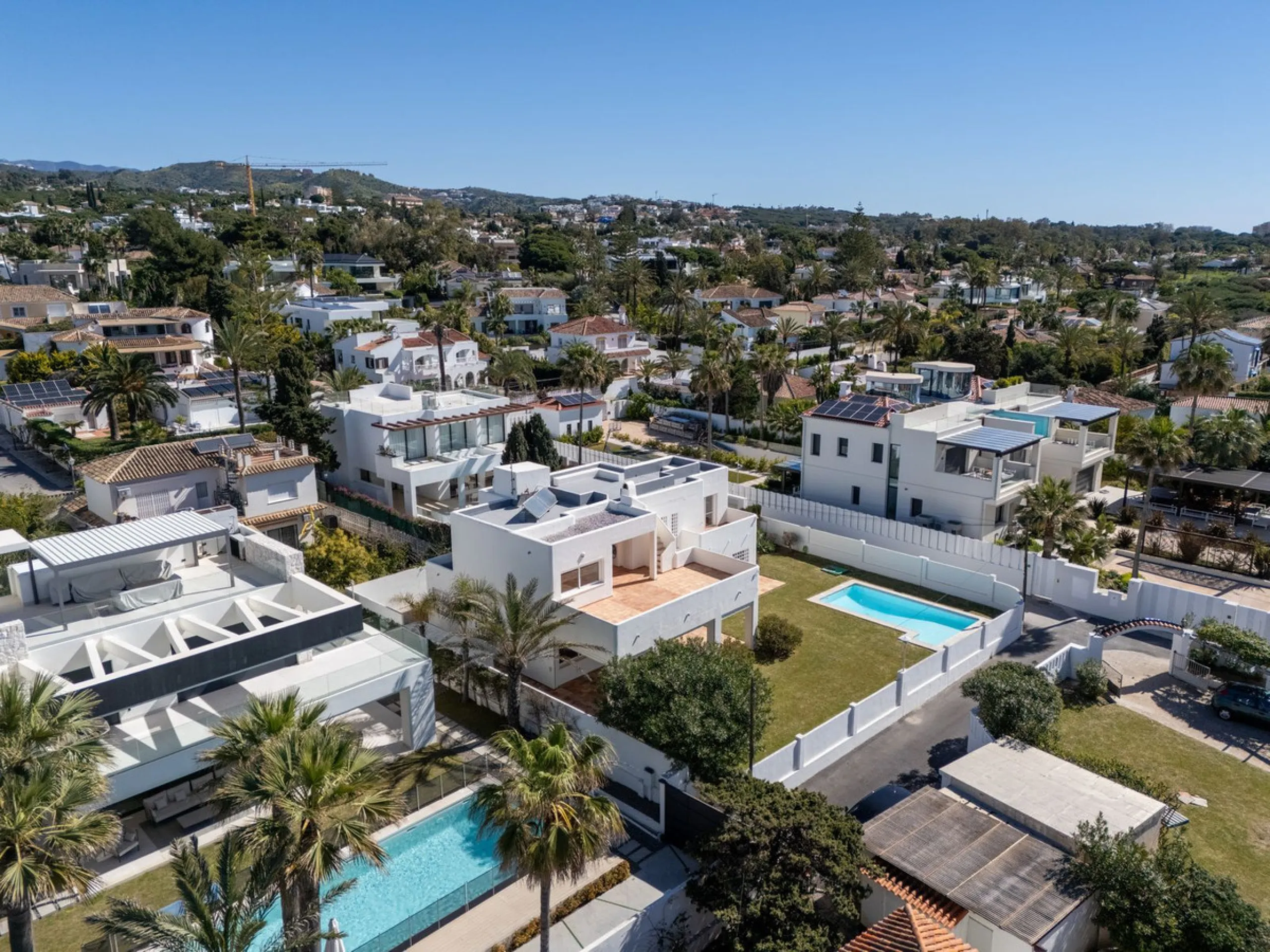 House - Detached Villa в продаже в Marbella, Málaga. В доме 5 спален и 5 ванных комнат. Площадь дома 296 м². Площадь участка 755 м²
