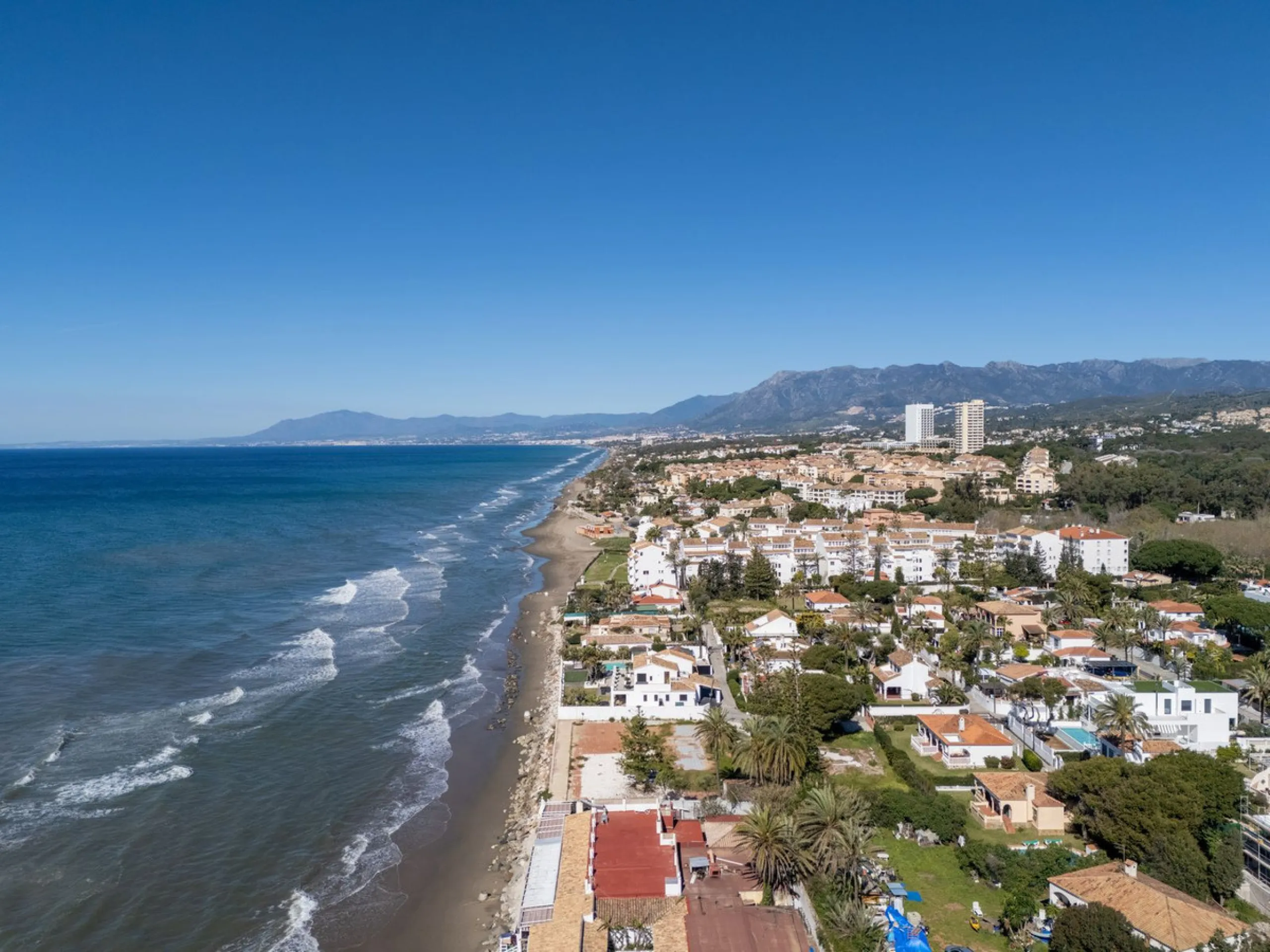 House - Detached Villa в продаже в Marbella, Málaga. В доме 5 спален и 5 ванных комнат. Площадь дома 296 м². Площадь участка 755 м²