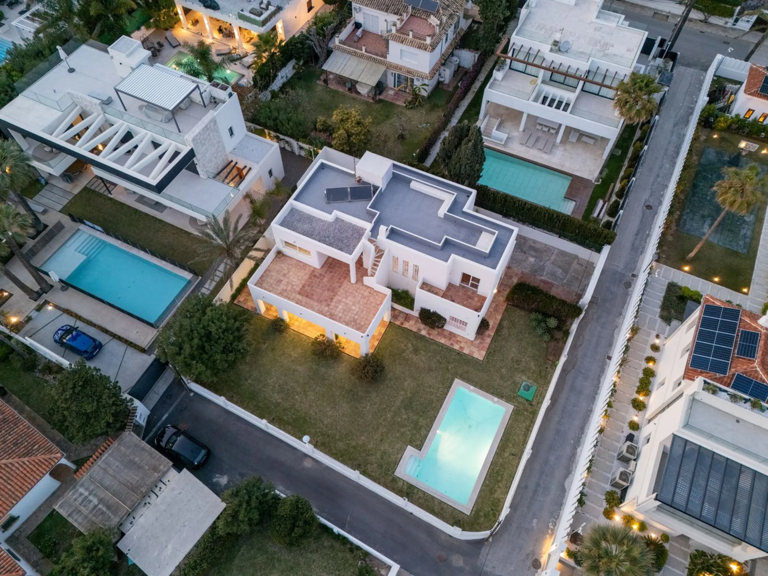 House - Detached Villa в продаже в Marbella, Málaga. В доме 5 спален и 5 ванных комнат. Площадь дома 296 м². Площадь участка 755 м²