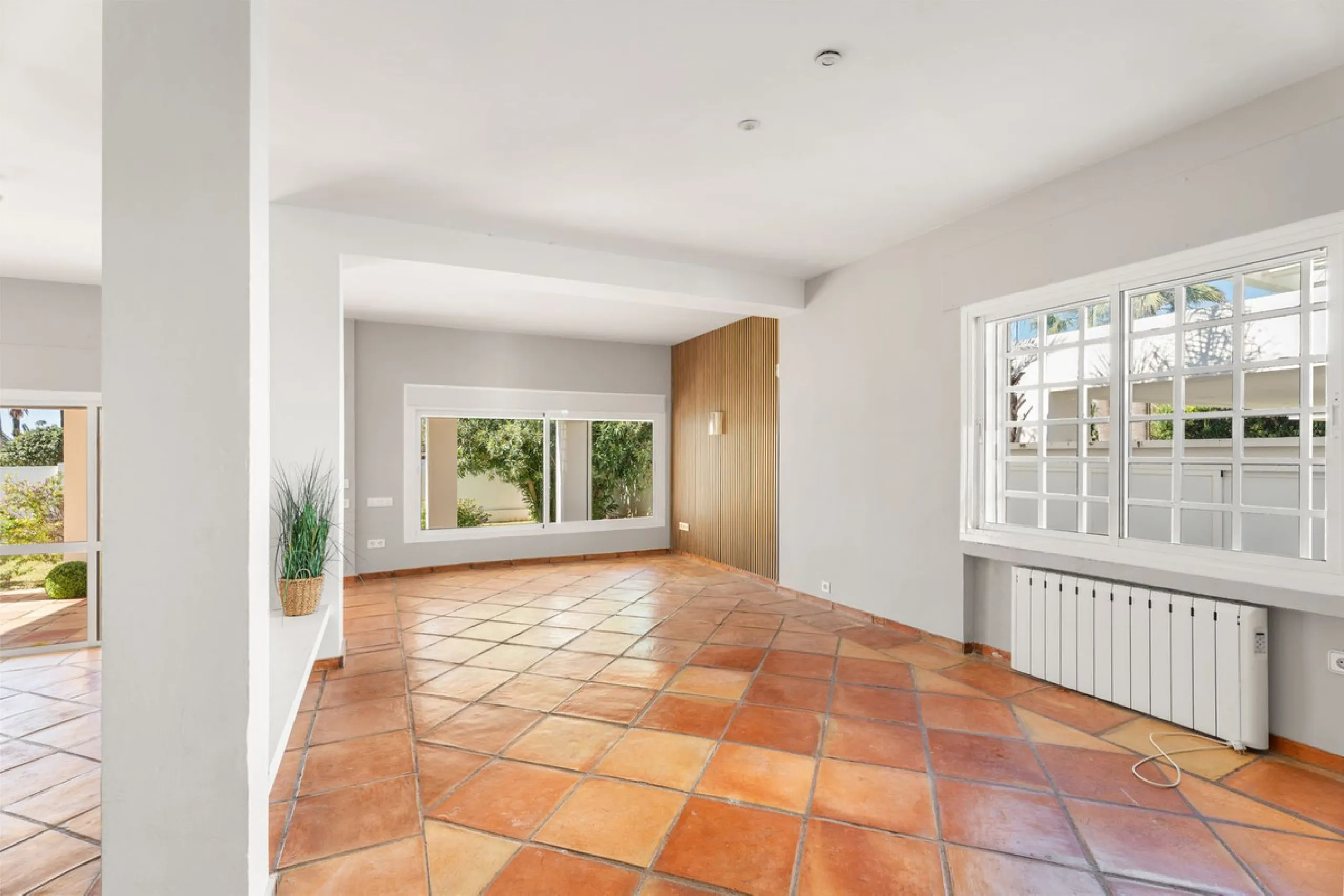 House - Detached Villa в продаже в Marbella, Málaga. В доме 5 спален и 5 ванных комнат. Площадь дома 296 м². Площадь участка 755 м²