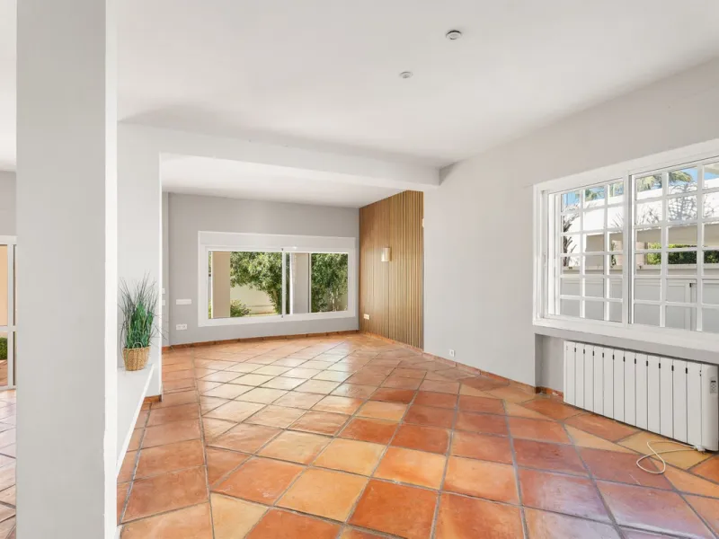 House - Detached Villa в продаже в Marbella, Málaga. В доме 5 спален и 5 ванных комнат. Площадь дома 296 м². Площадь участка 755 м²