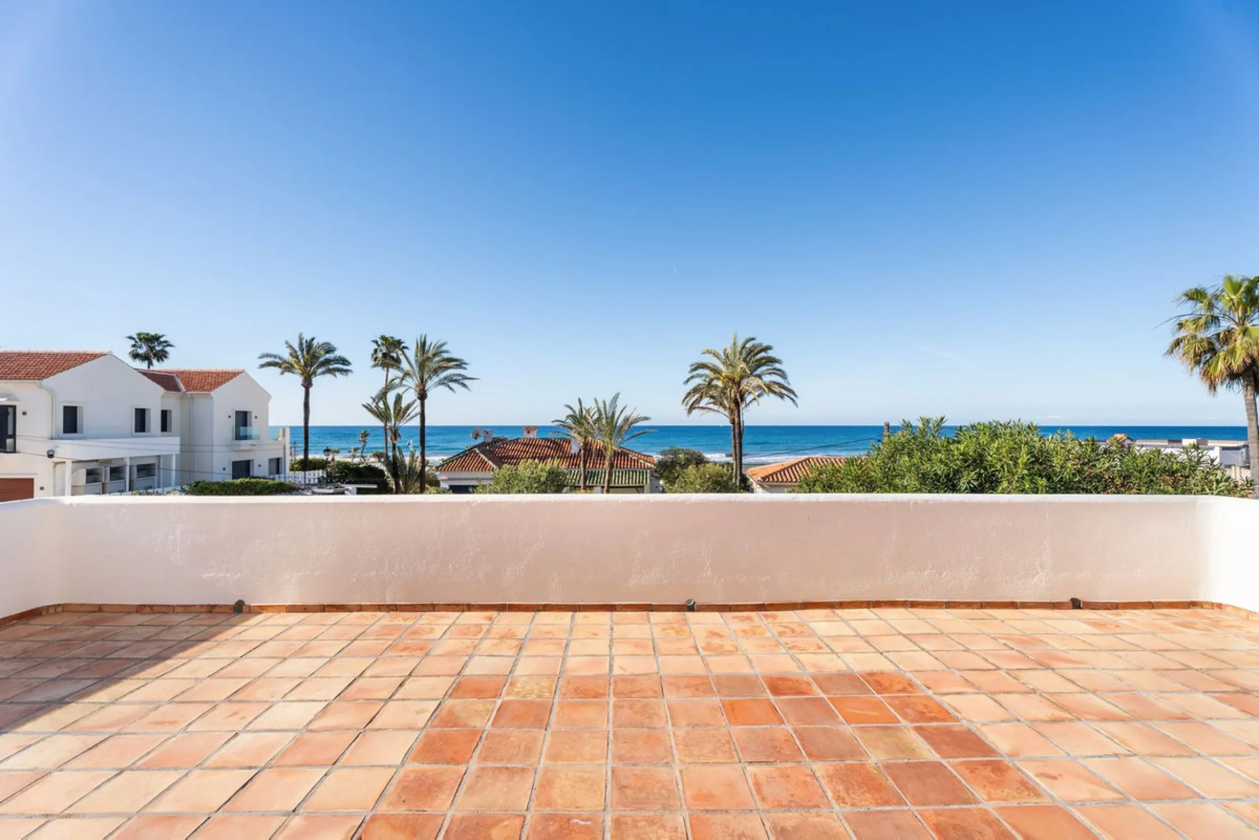 House - Detached Villa в продаже в Marbella, Málaga. В доме 5 спален и 5 ванных комнат. Площадь дома 296 м². Площадь участка 755 м²