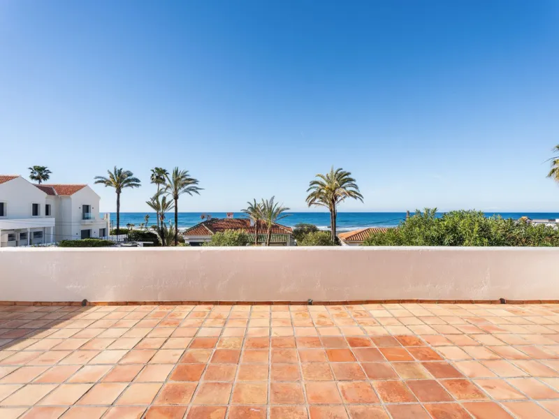 House - Detached Villa в продаже в Marbella, Málaga. В доме 5 спален и 5 ванных комнат. Площадь дома 296 м². Площадь участка 755 м²