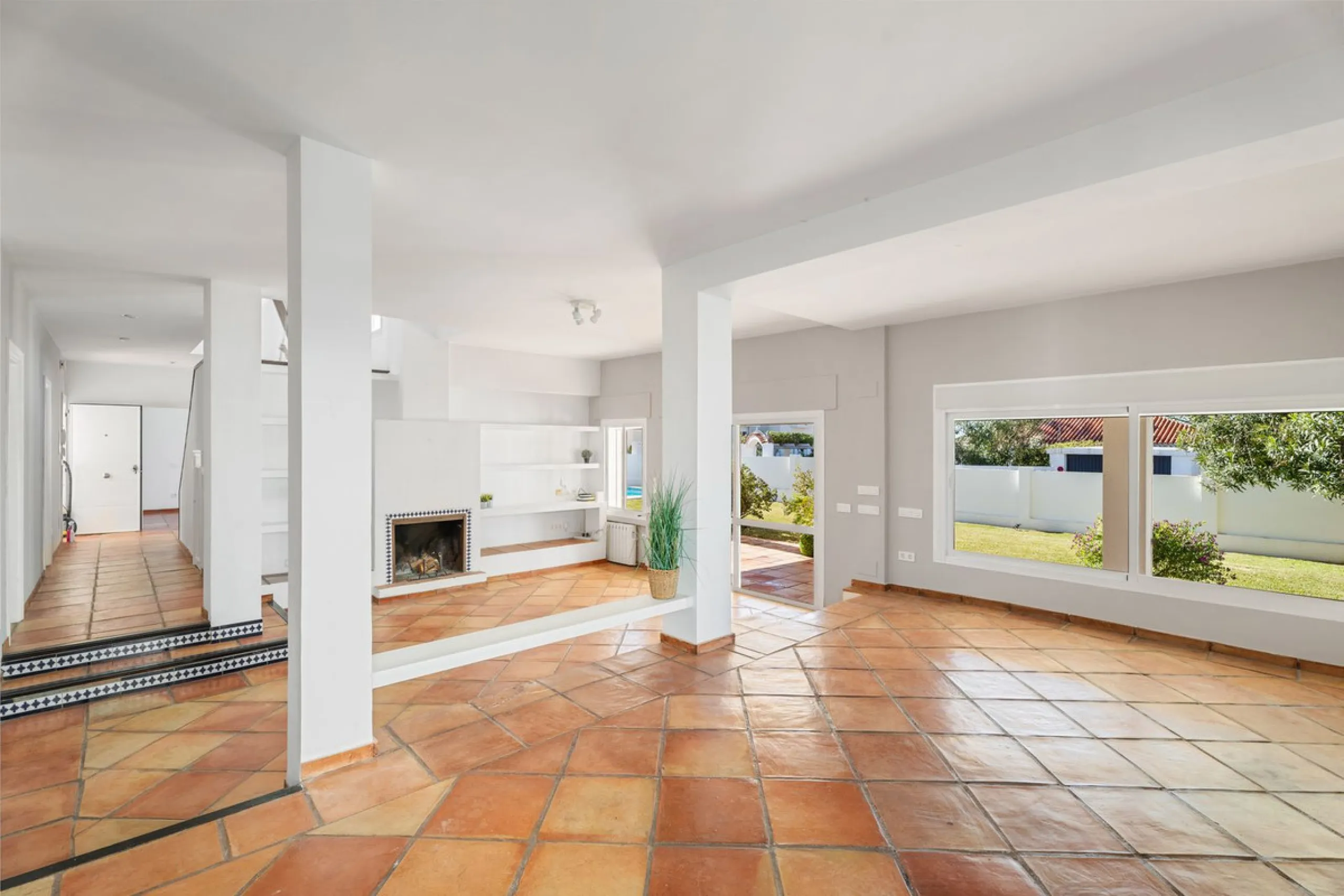 House - Detached Villa в продаже в Marbella, Málaga. В доме 5 спален и 5 ванных комнат. Площадь дома 296 м². Площадь участка 755 м²