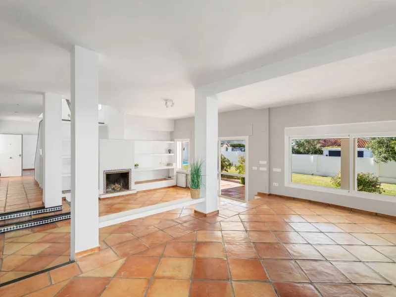 House - Detached Villa в продаже в Marbella, Málaga. В доме 5 спален и 5 ванных комнат. Площадь дома 296 м². Площадь участка 755 м²