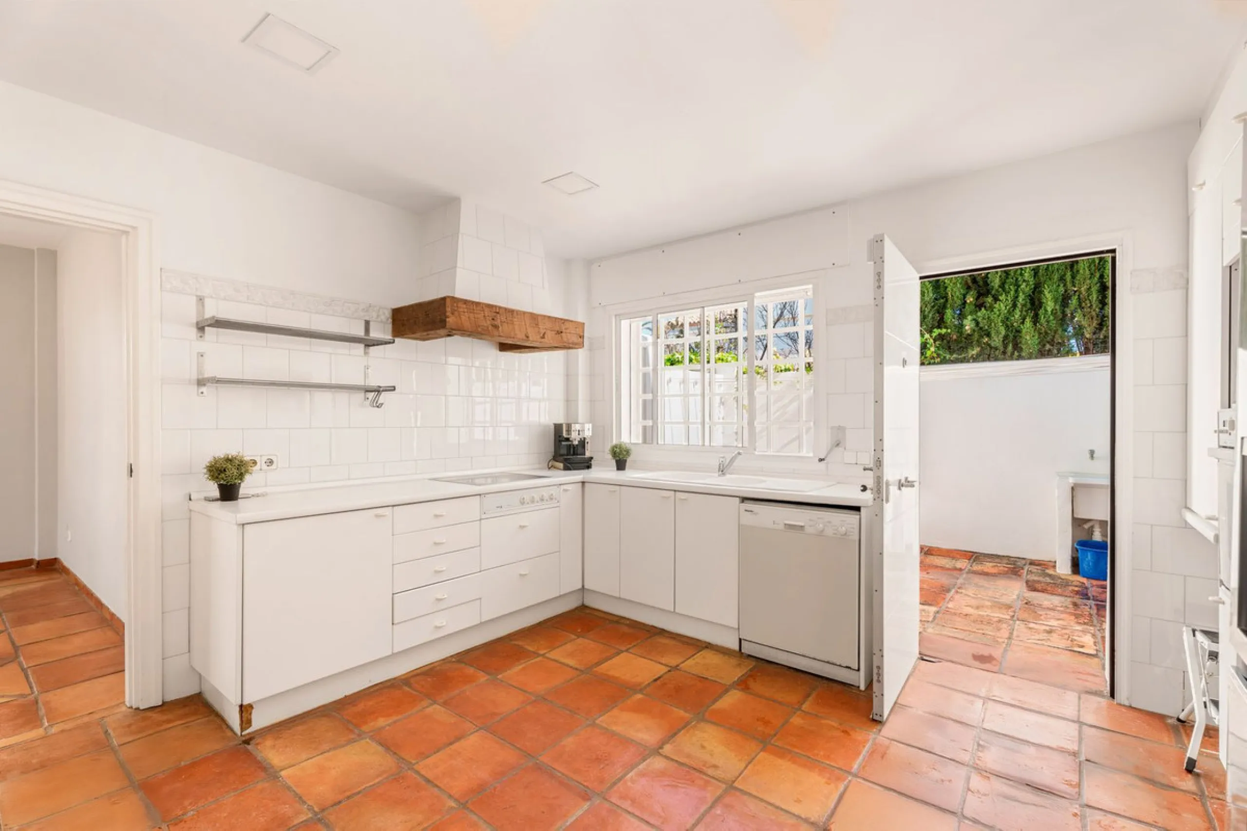 House - Detached Villa в продаже в Marbella, Málaga. В доме 5 спален и 5 ванных комнат. Площадь дома 296 м². Площадь участка 755 м²