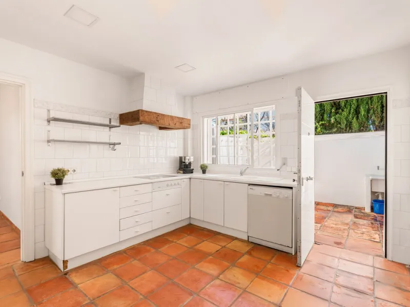 House - Detached Villa в продаже в Marbella, Málaga. В доме 5 спален и 5 ванных комнат. Площадь дома 296 м². Площадь участка 755 м²