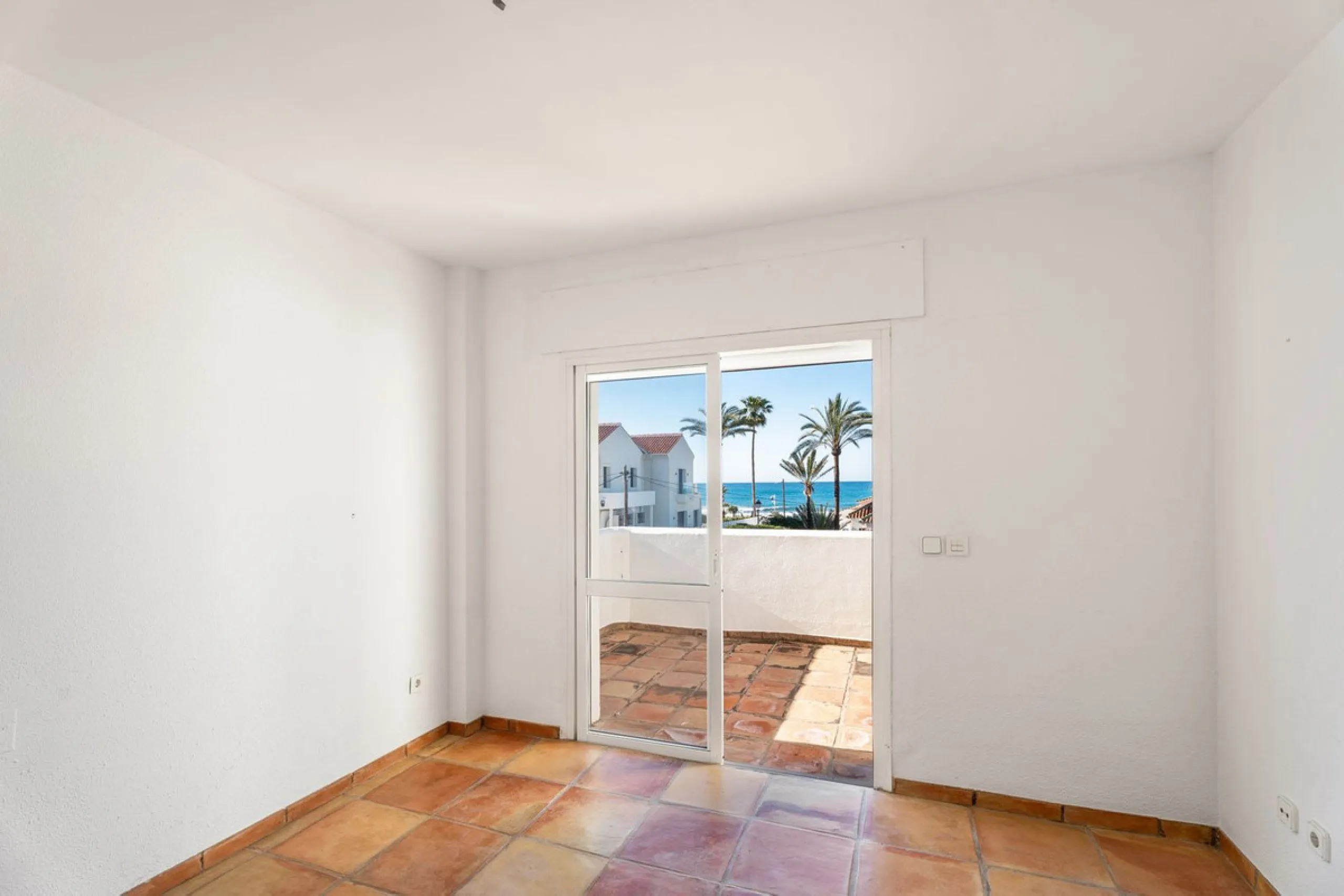 House - Detached Villa в продаже в Marbella, Málaga. В доме 5 спален и 5 ванных комнат. Площадь дома 296 м². Площадь участка 755 м²