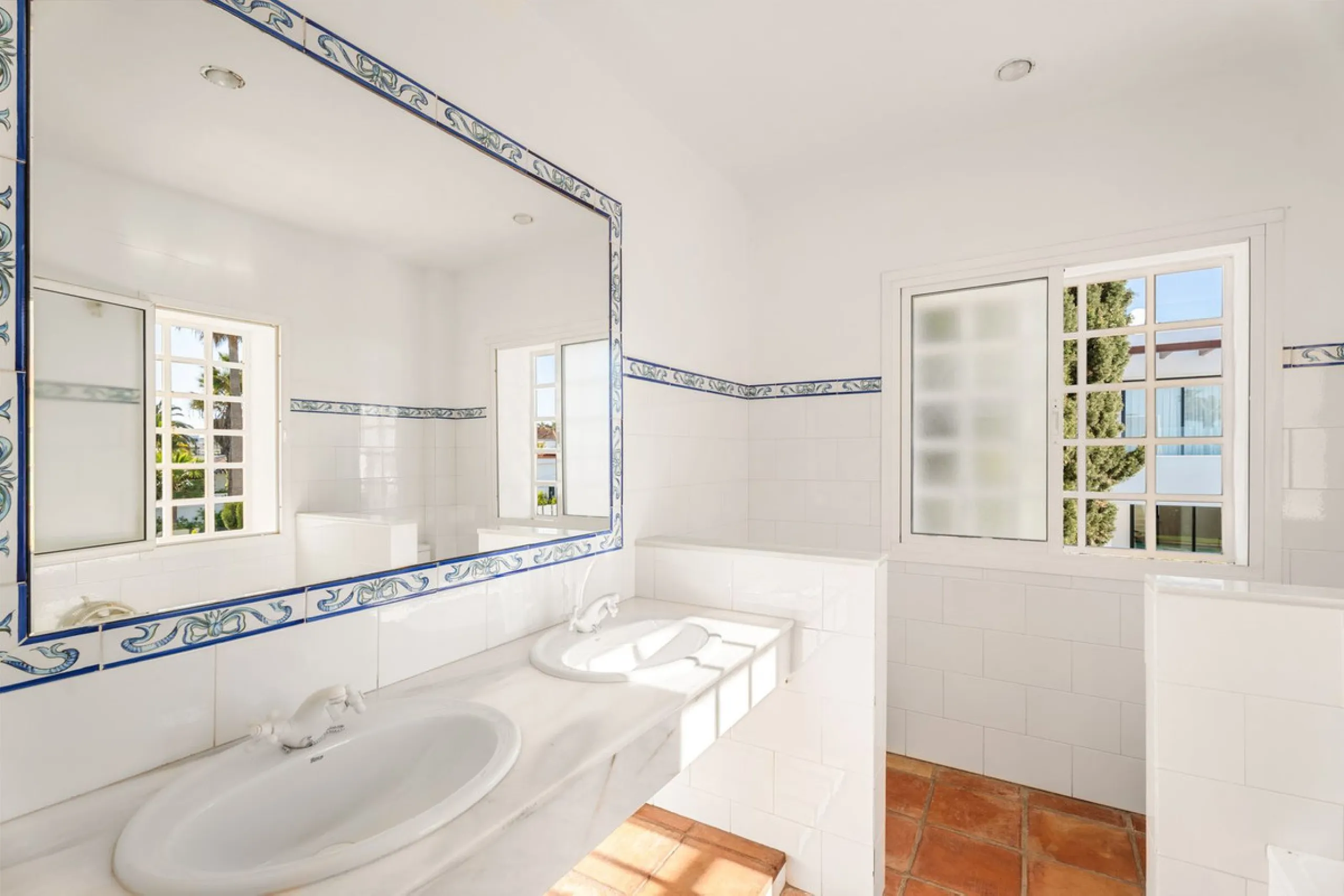 House - Detached Villa в продаже в Marbella, Málaga. В доме 5 спален и 5 ванных комнат. Площадь дома 296 м². Площадь участка 755 м²