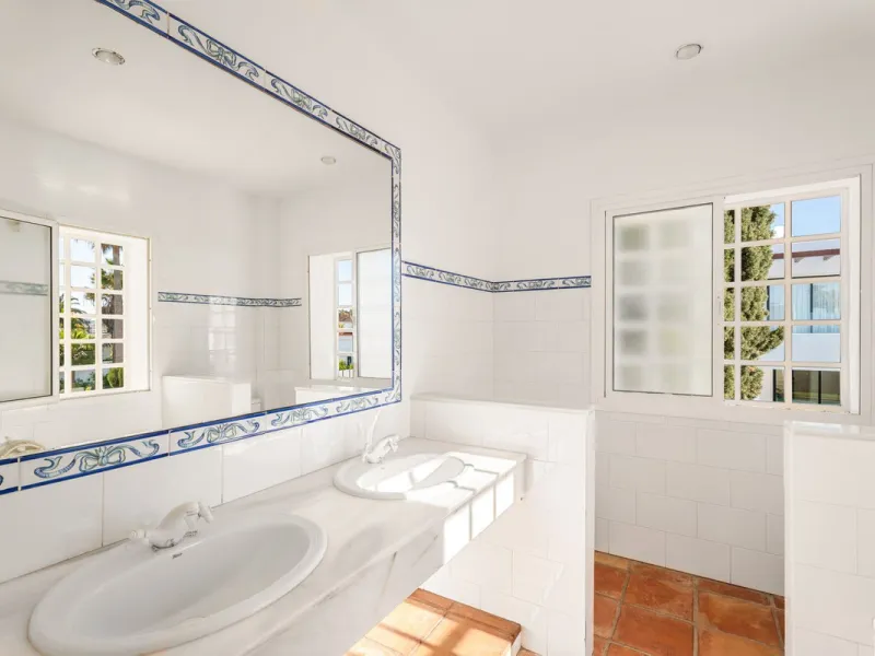 House - Detached Villa в продаже в Marbella, Málaga. В доме 5 спален и 5 ванных комнат. Площадь дома 296 м². Площадь участка 755 м²