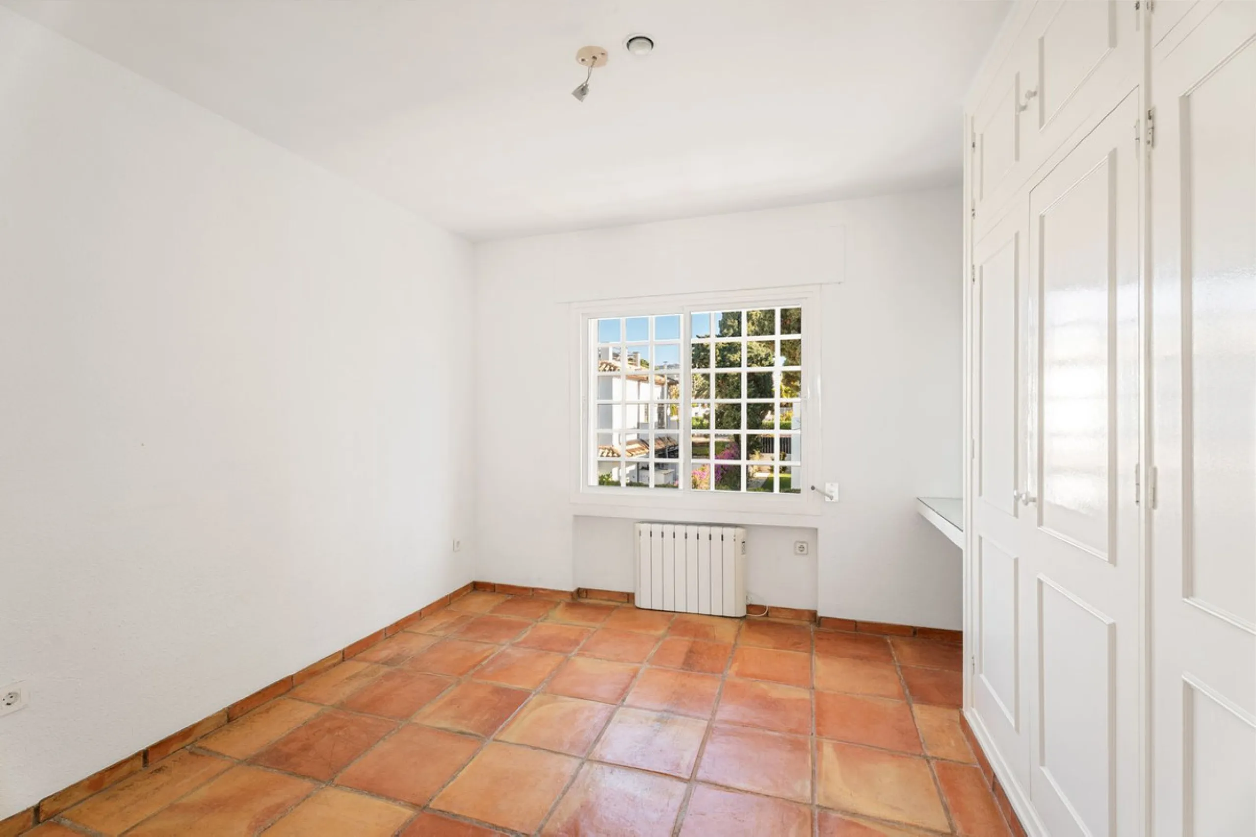 House - Detached Villa в продаже в Marbella, Málaga. В доме 5 спален и 5 ванных комнат. Площадь дома 296 м². Площадь участка 755 м²