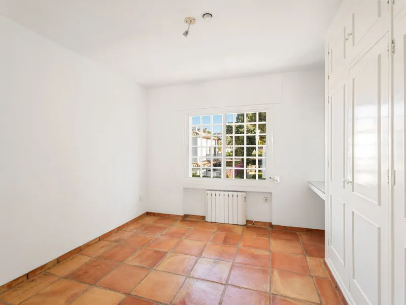 House - Detached Villa в продаже в Marbella, Málaga. В доме 5 спален и 5 ванных комнат. Площадь дома 296 м². Площадь участка 755 м²