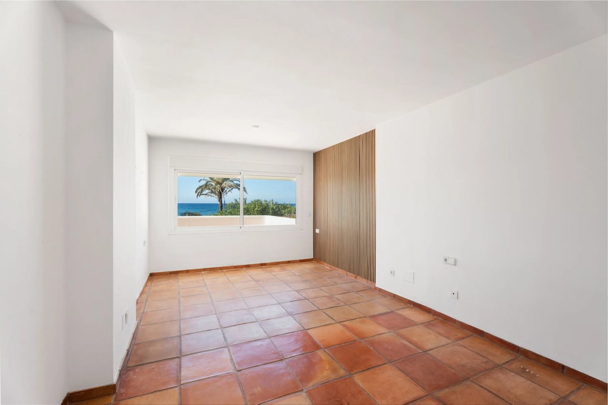 House - Detached Villa в продаже в Marbella, Málaga. В доме 5 спален и 5 ванных комнат. Площадь дома 296 м². Площадь участка 755 м²