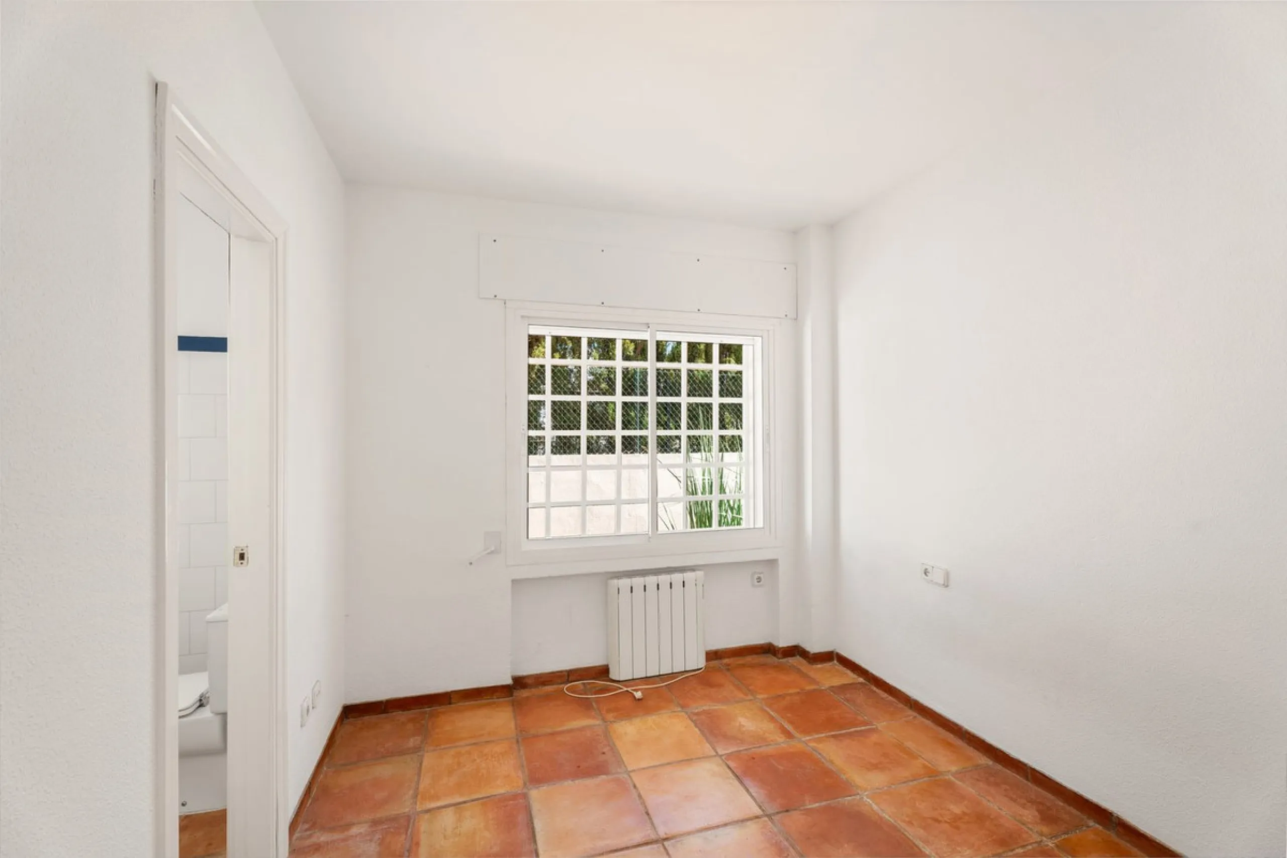 House - Detached Villa в продаже в Marbella, Málaga. В доме 5 спален и 5 ванных комнат. Площадь дома 296 м². Площадь участка 755 м²