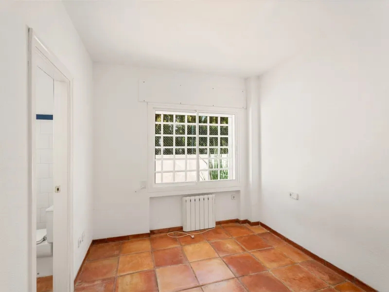 House - Detached Villa в продаже в Marbella, Málaga. В доме 5 спален и 5 ванных комнат. Площадь дома 296 м². Площадь участка 755 м²