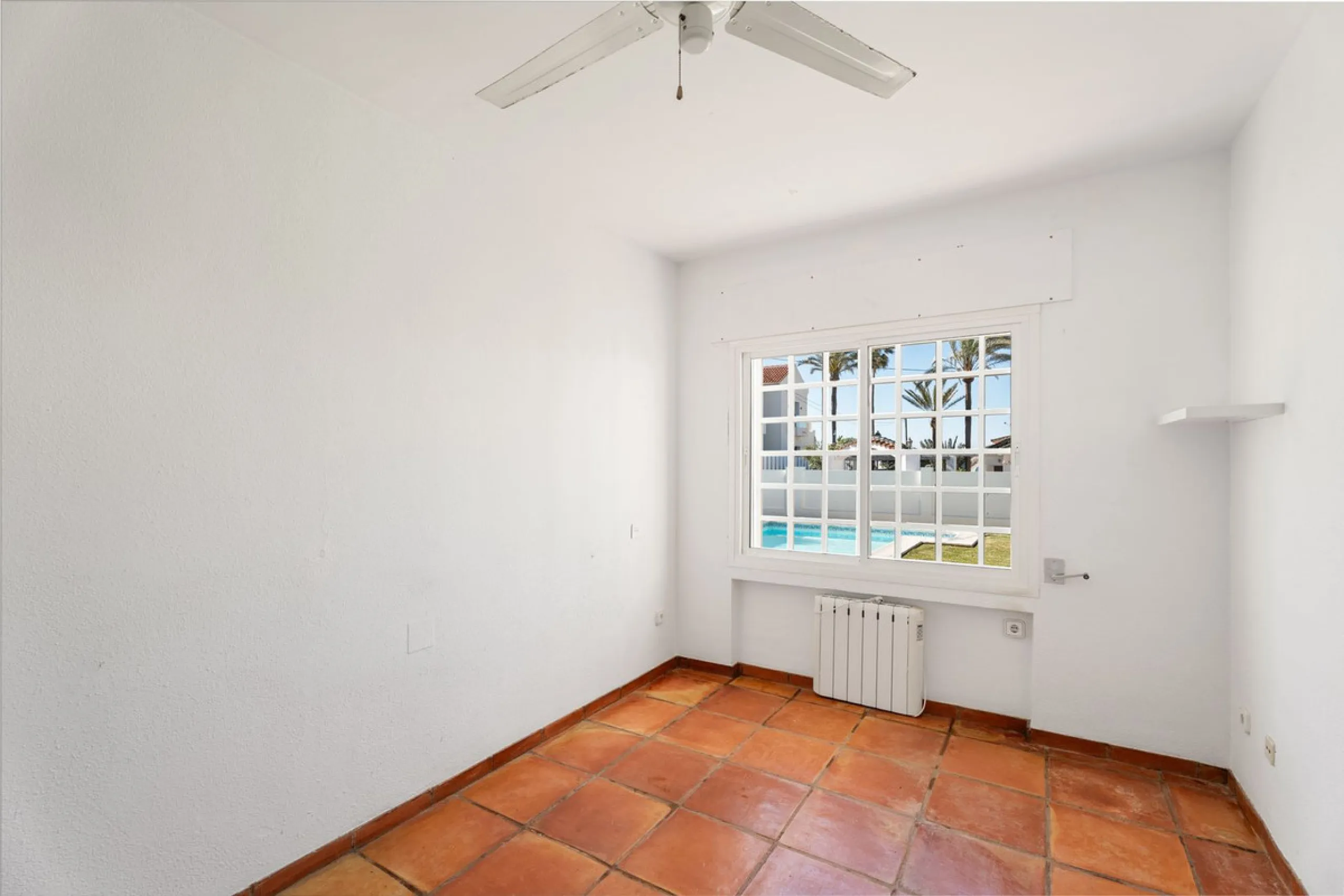 House - Detached Villa в продаже в Marbella, Málaga. В доме 5 спален и 5 ванных комнат. Площадь дома 296 м². Площадь участка 755 м²